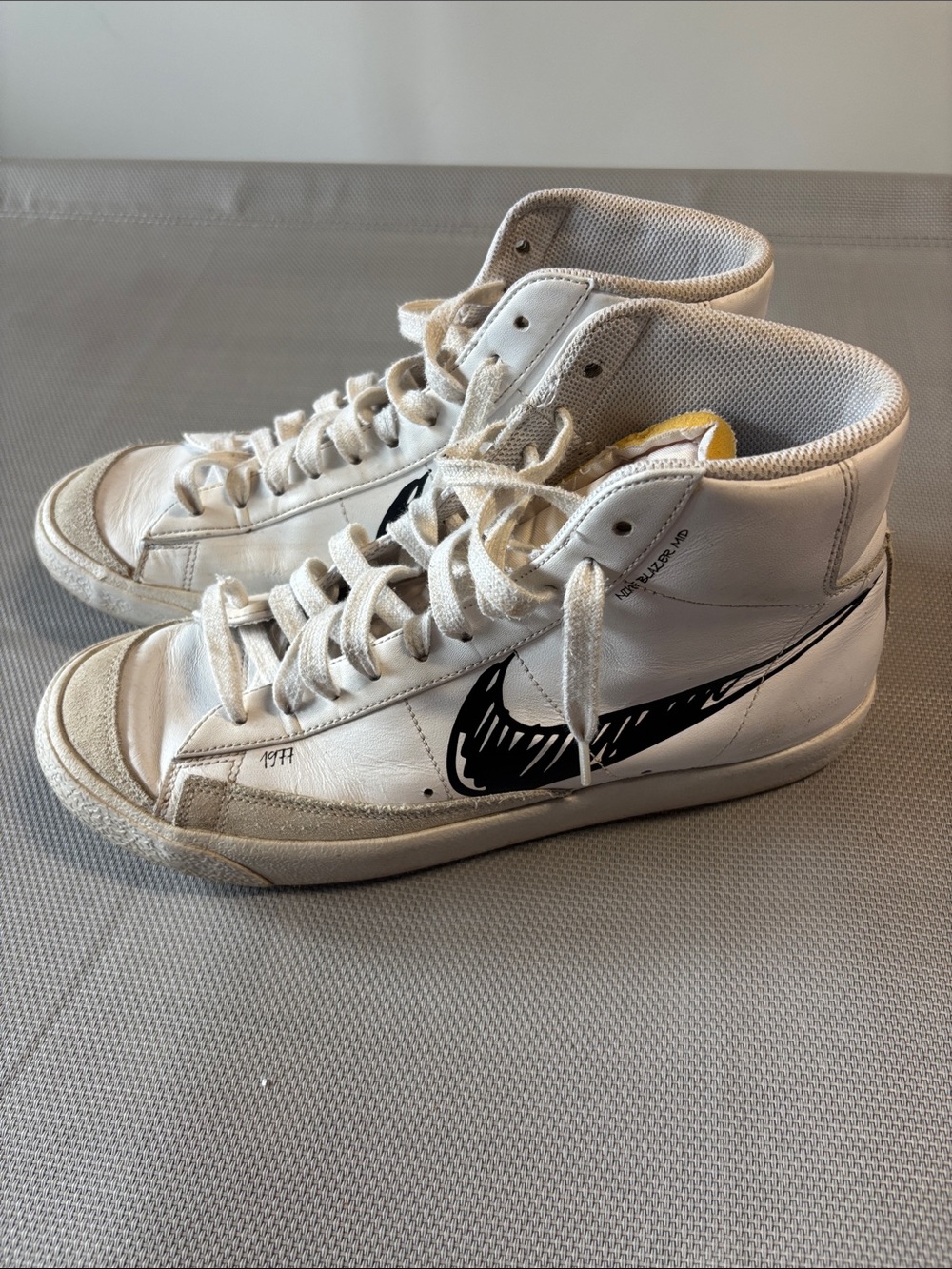Nike blazer mid ‘77 Men’s 8 White High-Top Sneakers hand drawn Black Swoosh EUC